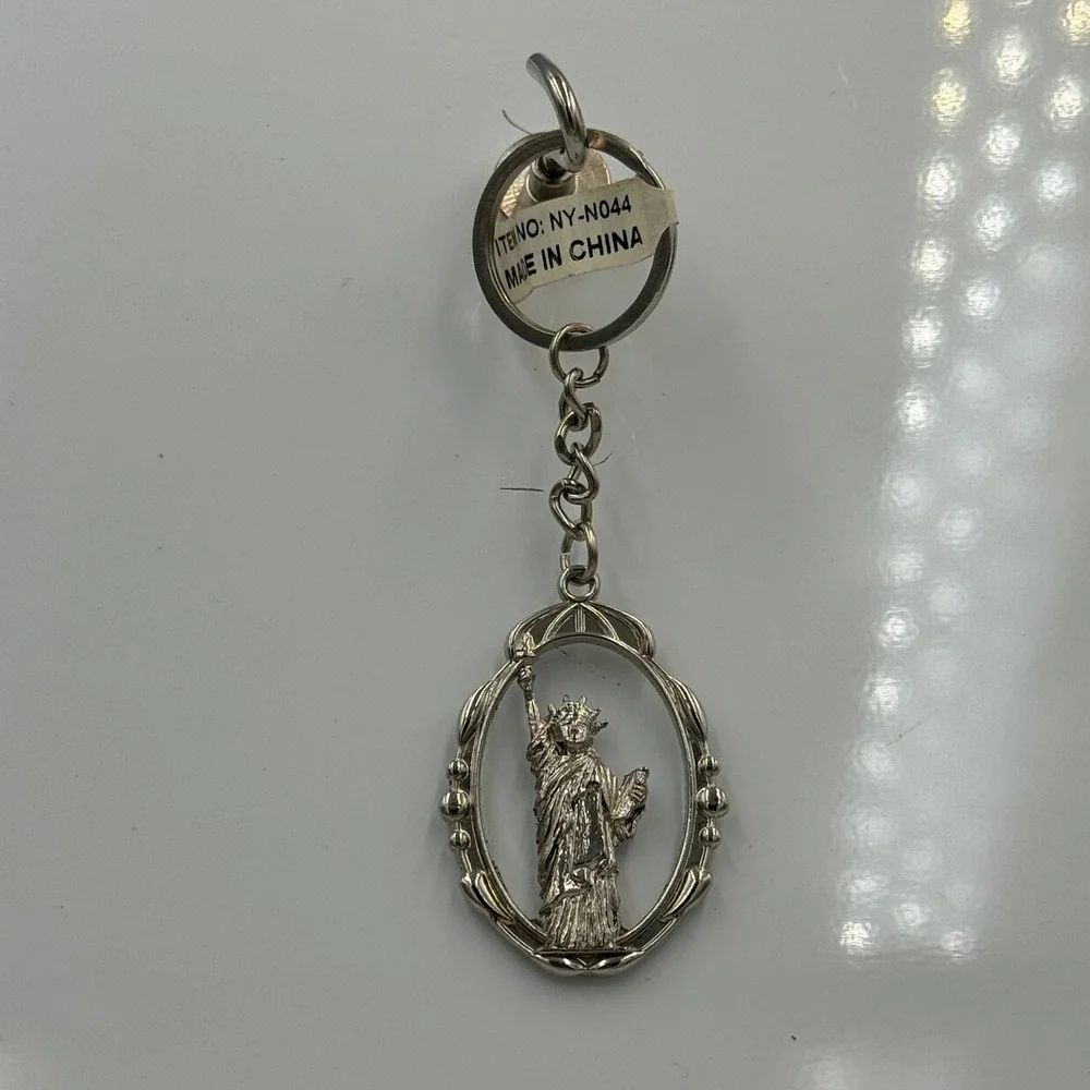Statue of Liberty New York City Souvenir Keychain‎ Silver Tone Oval NY-N044